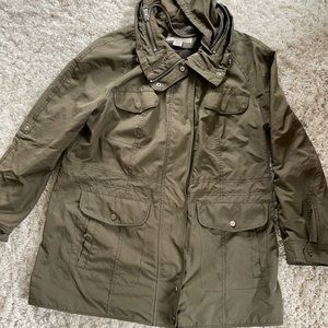 Bar III. Excellent rain jacket. Women’s size XL. Zip out hood.